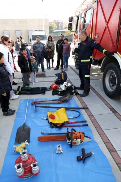 Jornada de Emergencias en Familia - Imagen de los miembros de cuerpos de seguridad con el público asistente.