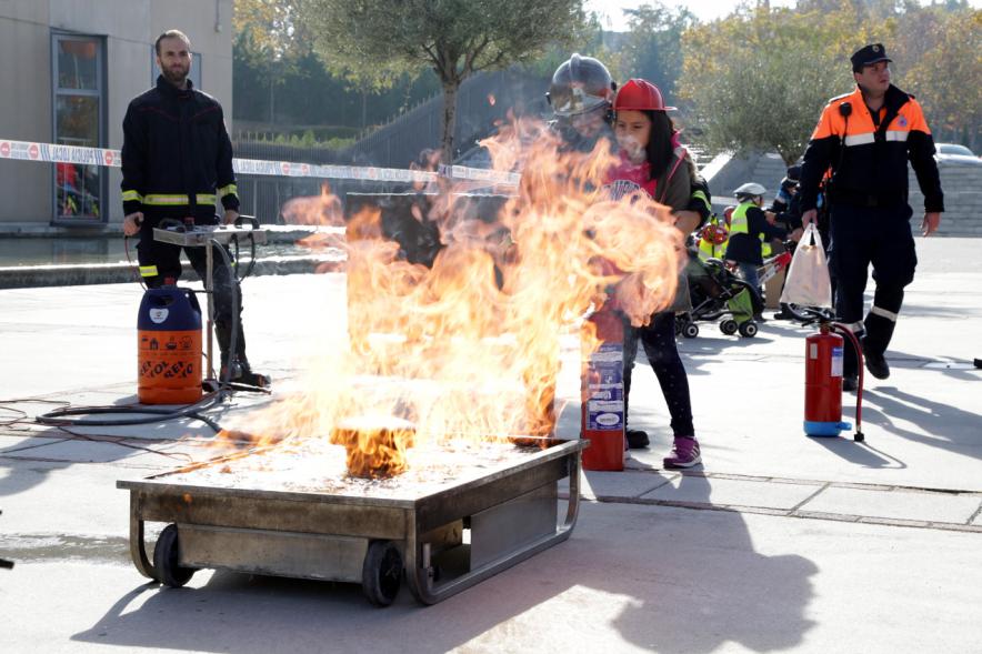 Jornada de Emergencias en Familia - Imagen de un miembro de un cuerpo de seguridad explicando como apagar un fuego.