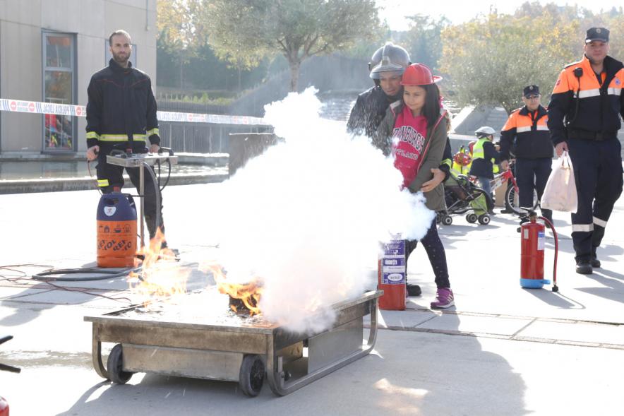 Jornada de Emergencias en Familia - Imagen de un miembro de un cuerpo de seguridad explicando como apagar un fuego.