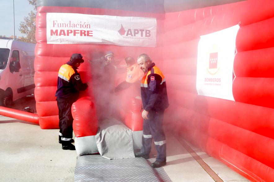 Jornada de Emergencias en Familia - Imagen de un miembro de un cuerpo de seguridad explicando como actuar cuando hay humo.