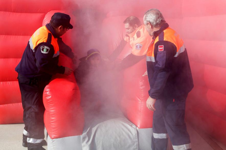 Jornada de Emergencias en Familia - Imagen de un miembro de un cuerpo de seguridad explicando como actuar cuando hay humo.