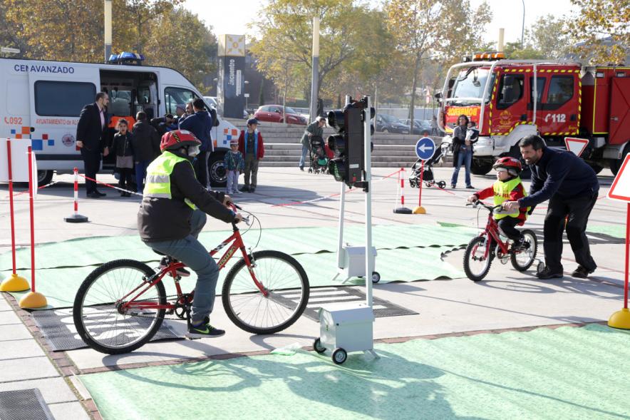Jornada de Emergencias en Familia - Imagen de un miembro de un cuerpo de seguridad explicando las normas de seguridad vial.