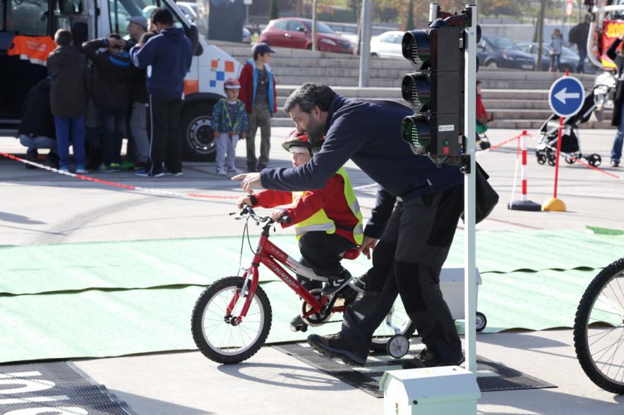 Jornada de Emergencias en Familia - Imagen de un miembro de un cuerpo de seguridad explicando las normas de seguridad vial.