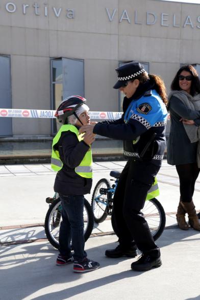 Jornada de Emergencias en Familia - Imagen de un miembro de un cuerpo de seguridad explicando las normas de seguridad vial.