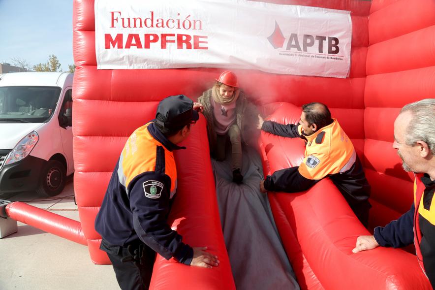 Jornada de Emergencias en Familia - Imagen de un miembro de un cuerpo de seguridad explicando como actuar cuando hay humo.