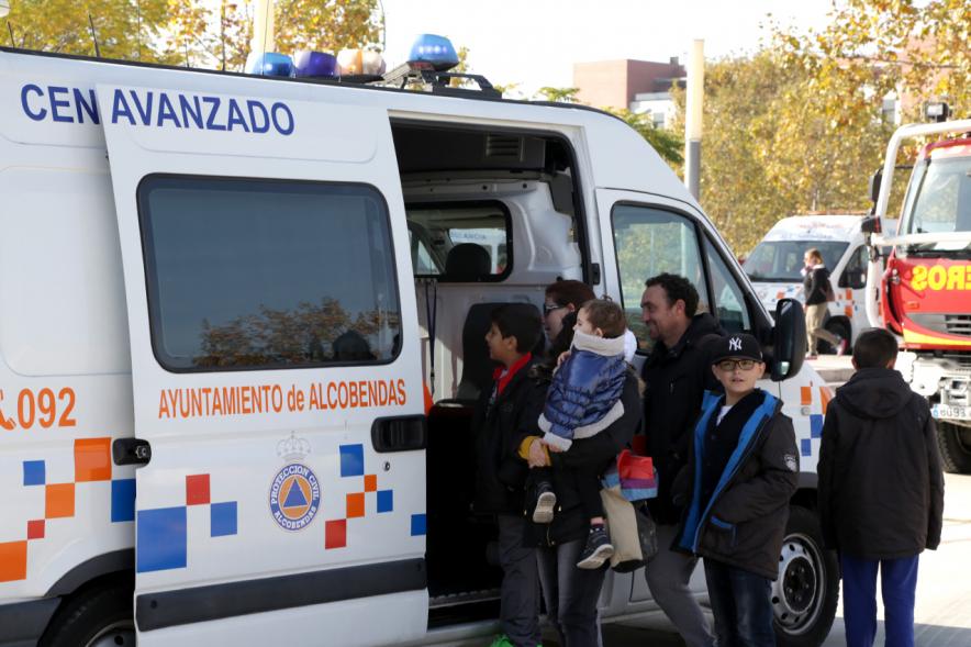 Jornada de Emergencias en Familia - Imagen de  miembros de cuerpos de seguridad mostrando una ambulancia al público asistente.
