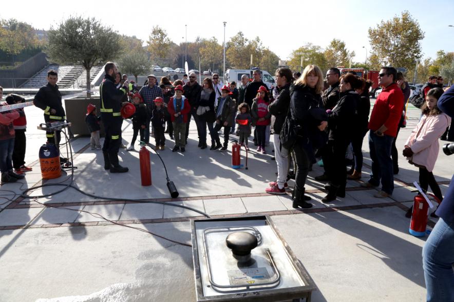 Jornada de Emergencias en Familia - Imagen de los miembros de cuerpos de seguridad con el público asistente