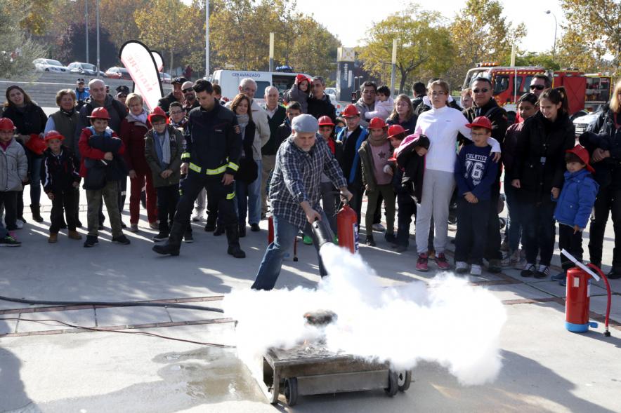Jornada de Emergencias en Familia -  Imagen de un miembro de un cuerpo de seguridad explicando como apagar un fuego.