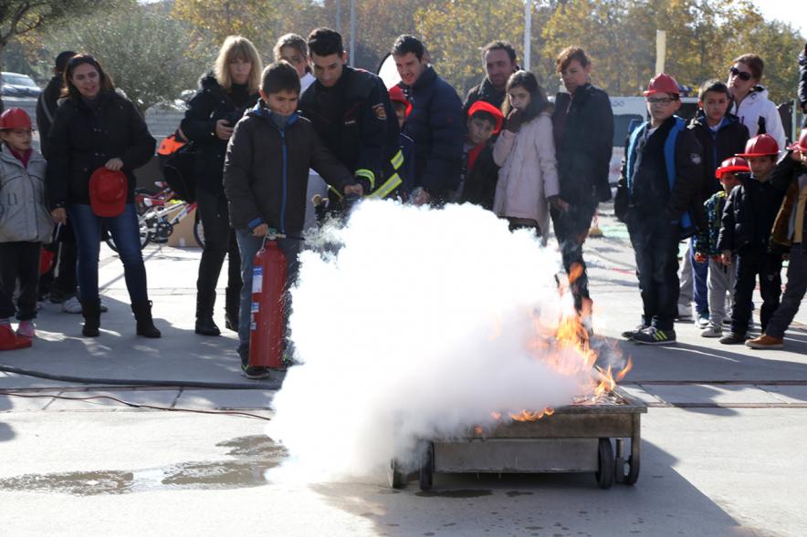 Jornada de Emergencias en Familia -  Imagen de un miembro de un cuerpo de seguridad explicando como apagar un fuego.