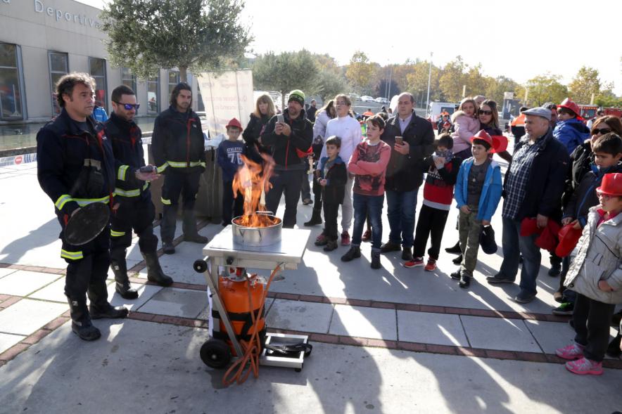 Jornada de Emergencias en Familia -  Imagen de un miembro de un cuerpo de seguridad explicando como apagar un fuego.