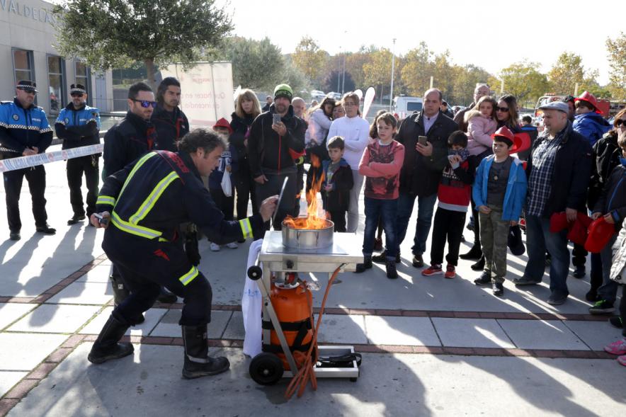 Jornada de Emergencias en Familia -  Imagen de un miembro de un cuerpo de seguridad explicando como apagar un fuego.