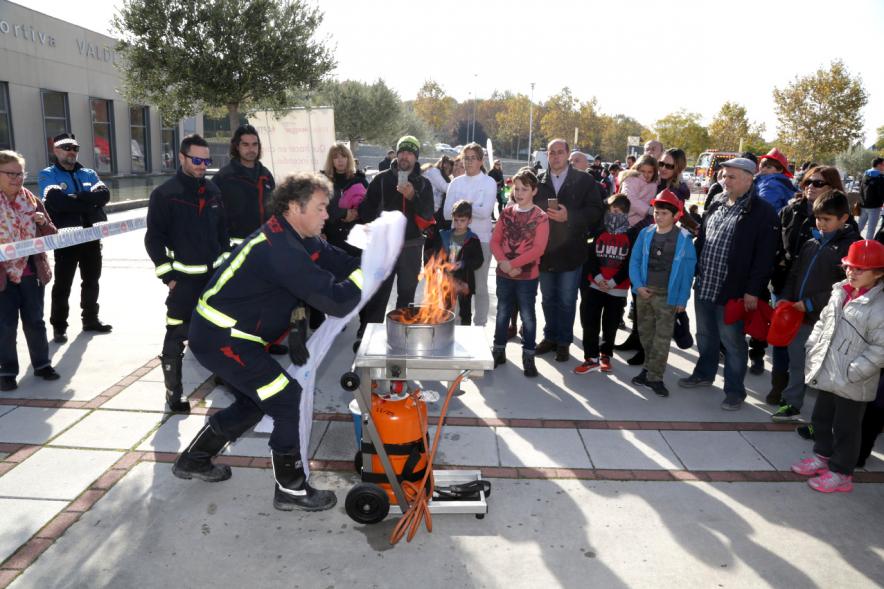 Jornada de Emergencias en Familia -  Imagen de un miembro de un cuerpo de seguridad explicando como apagar un fuego.