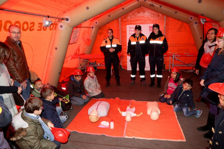 Jornada de Emergencias en Familia - Imagen de un miembro de un cuerpo de seguridad explicando primeros auxilios.
