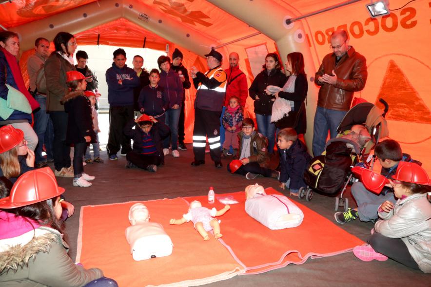 Jornada de Emergencias en Familia - Imagen de un miembro de un cuerpo de seguridad explicando primeros auxilios.