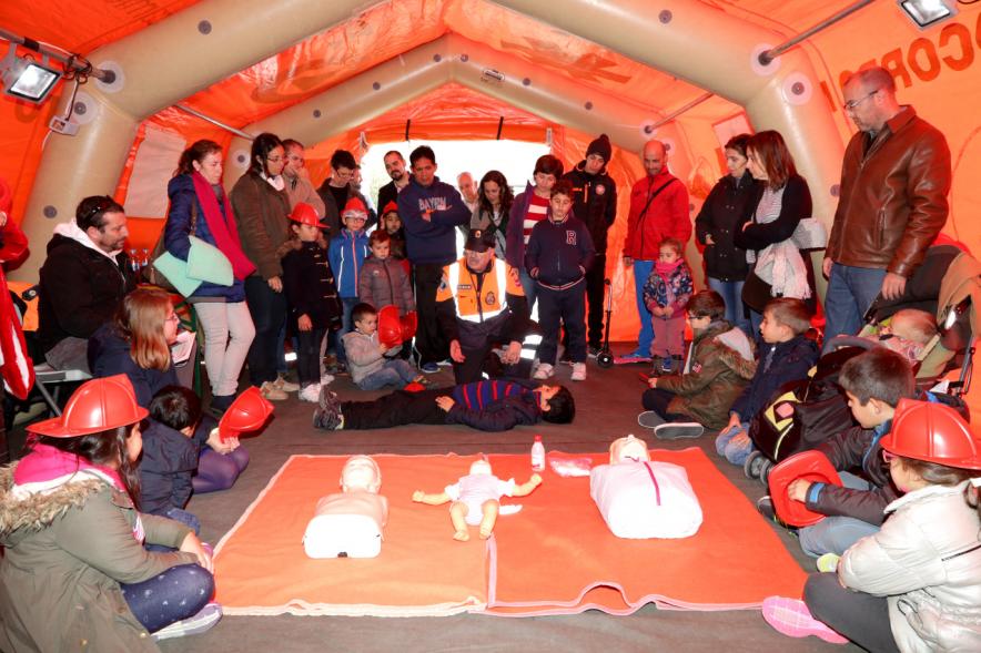 Jornada de Emergencias en Familia - Imagen de un miembro de un cuerpo de seguridad explicando primeros auxilios.