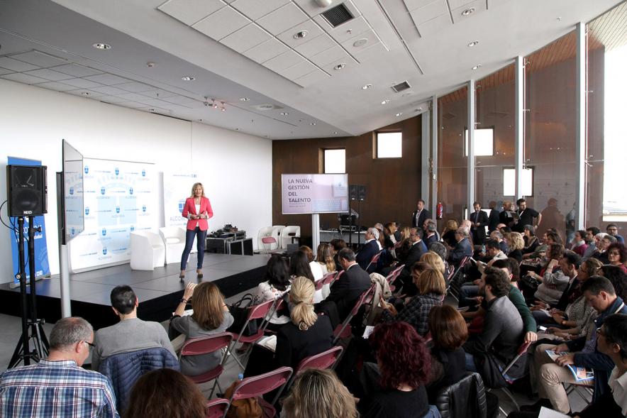 Inauguración "Jornada Generando Valor a través de la Innovación" -Imagen lateral de los asistentes y la ponente.