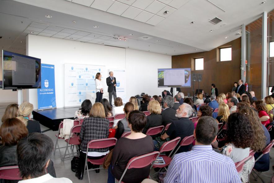 Inauguración "Jornada Generando Valor a través de la Innovación" - Imagen central  de los ponentes y el público.