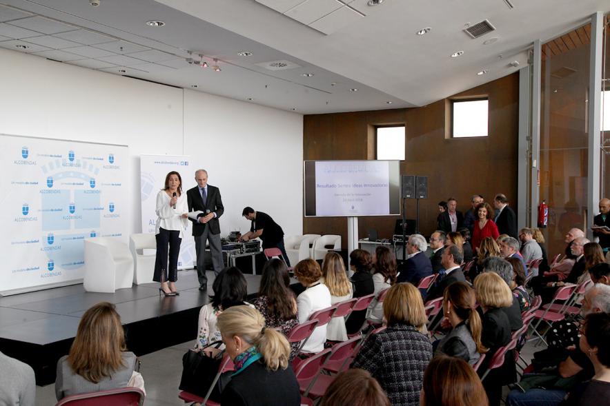Inauguración "Jornada Generando Valor a través de la Innovación" -  Imagen lateral de los asistentes y los ponentes