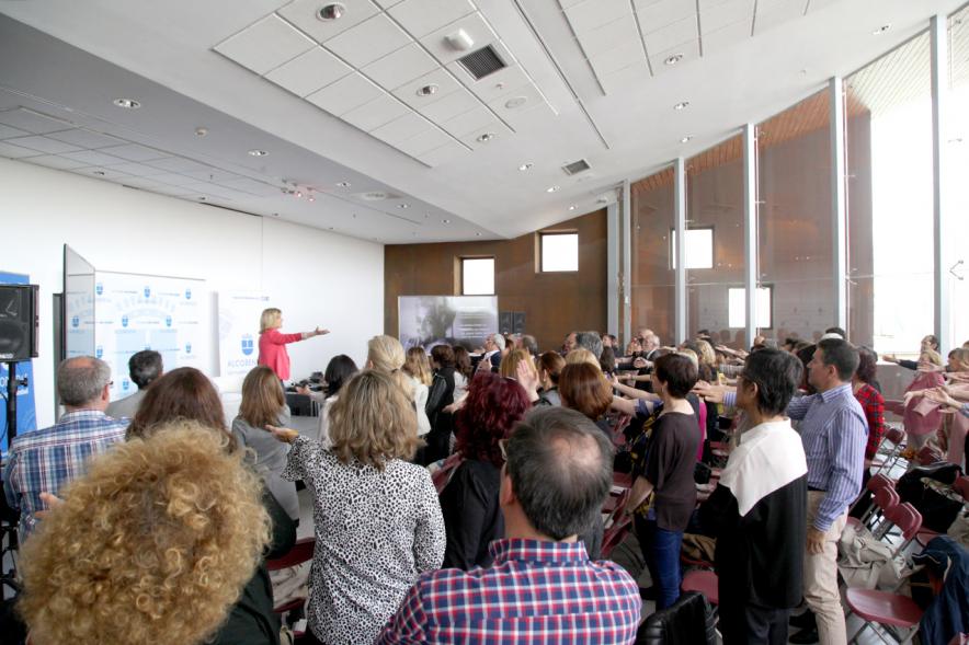 Inauguración "Jornada Generando Valor a través de la Innovación" - Imagen lateral de los asistentes y los ponentes de pie.