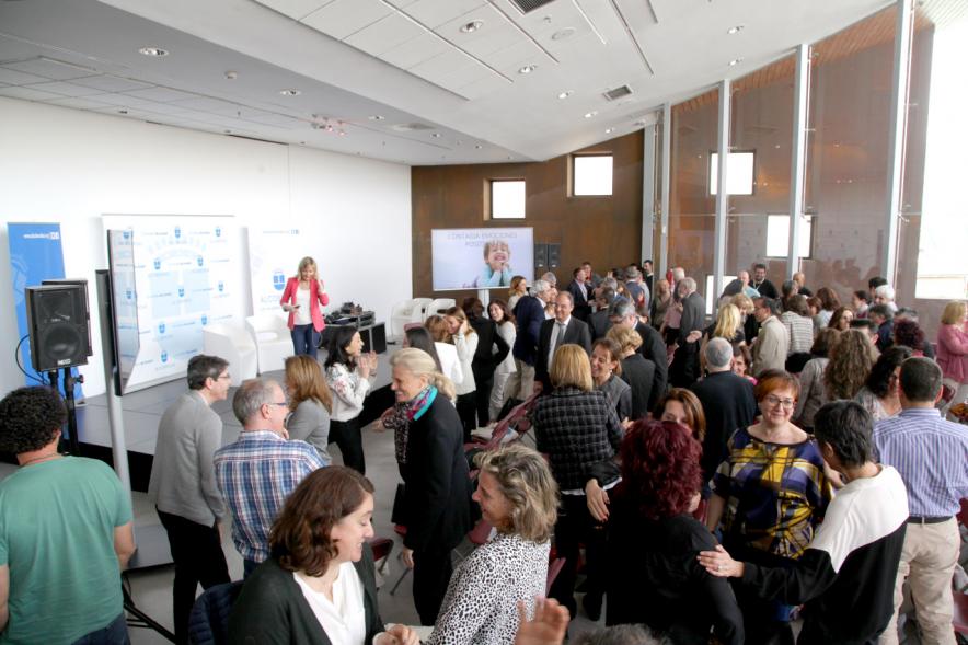 Inauguración "Jornada Generando Valor a través de la Innovación" - Imagen de todos los asistentes de pie.