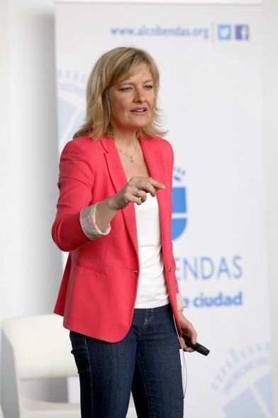 Inauguración "Jornada Generando Valor a través de la Innovación" - Primer plano de una ponente.