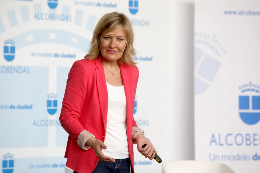 Inauguración "Jornada Generando Valor a través de la Innovación" - Primer plano de una ponente.