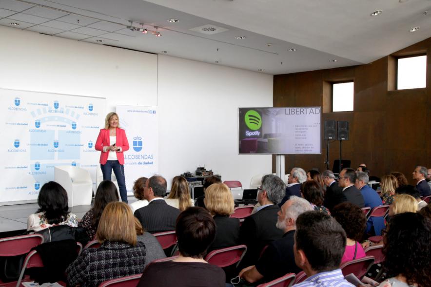 Inauguración "Jornada Generando Valor a través de la Innovación" - Imagen central  de los ponentes y el público.