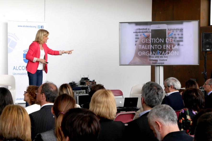 Inauguración "Jornada Generando Valor a través de la Innovación" - Imagen de una ponente explicando. 148827