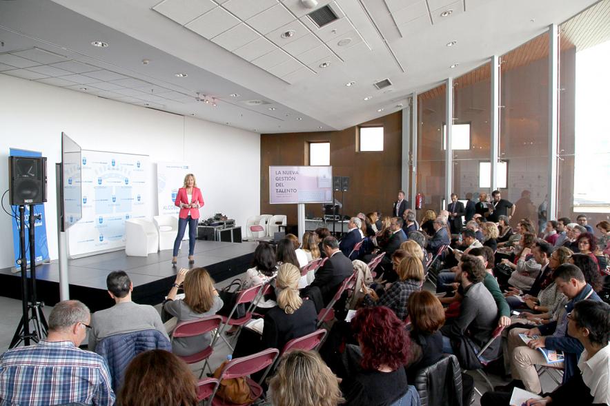 Inauguración "Jornada Generando Valor a través de la Innovación" - Imagen lateral de los asistentes y la ponente.