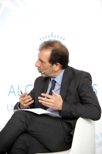 Inauguración "Jornada Generando Valor a través de la Innovación" - Primer plano de un ponente.