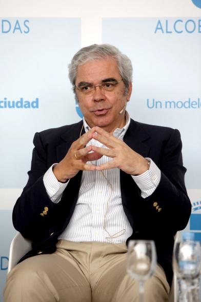 Inauguración "Jornada Generando Valor a través de la Innovación" - Primer plano de un ponente.