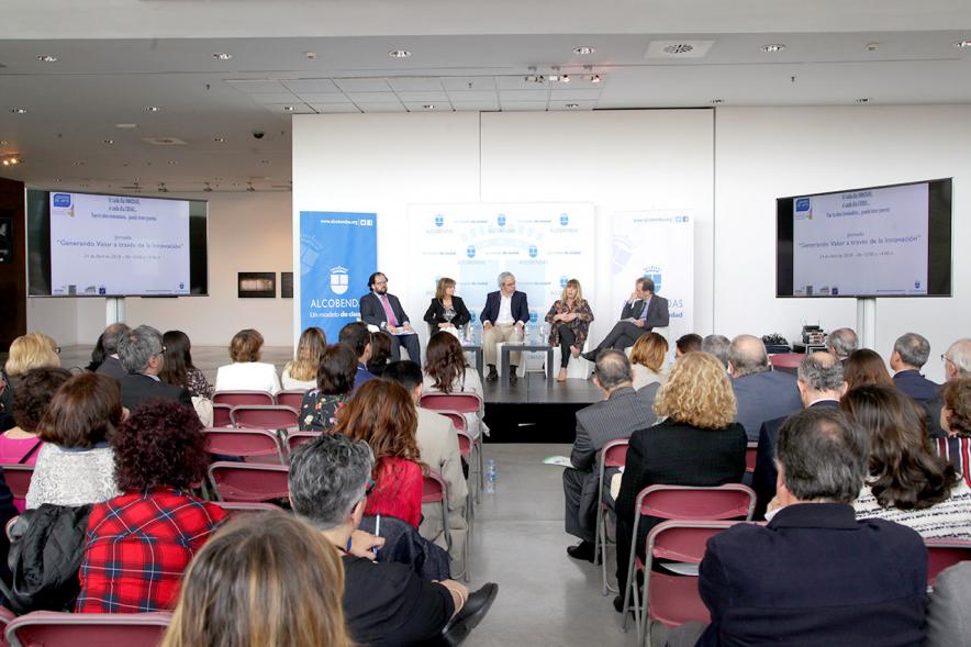 Inauguración "Jornada Generando Valor a través de la Innovación" -  Imagen central  de los ponentes y el público.