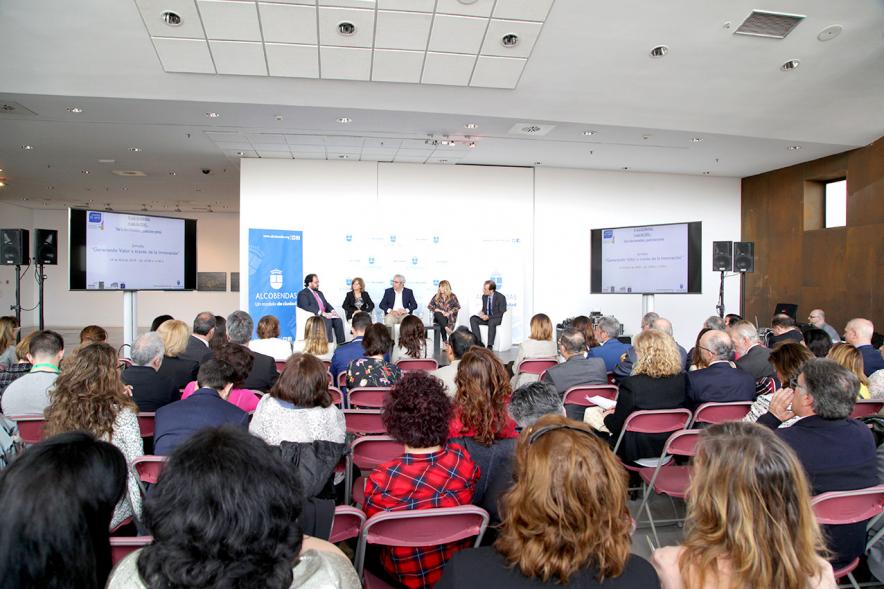 Inauguración "Jornada Generando Valor a través de la Innovación" -  Imagen posterior de todos los asistentes.