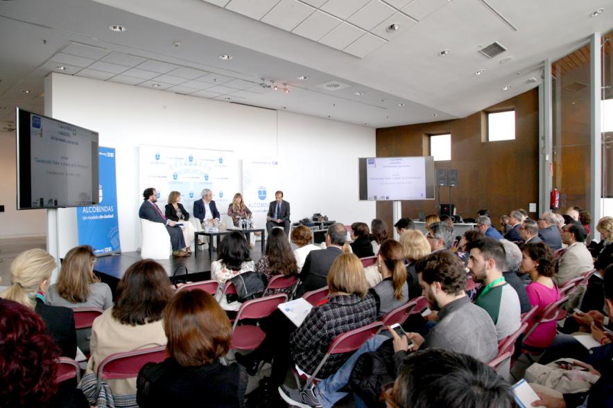 Inauguración "Jornada Generando Valor a través de la Innovación" -  Imagen lateral de los ponentes y el público.