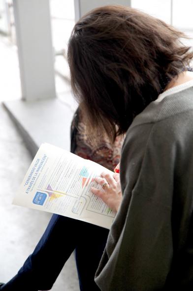 Inauguración "Jornada Generando Valor a través de la Innovación" - Imagen de una asistente y su folleto.