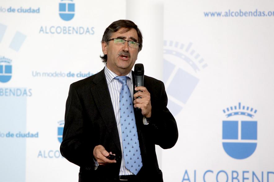 Inauguración "Jornada Generando Valor a través de la Innovación" - Primer plano de un ponente.