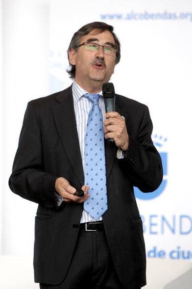 Inauguración "Jornada Generando Valor a través de la Innovación" - Primer plano de un ponente.