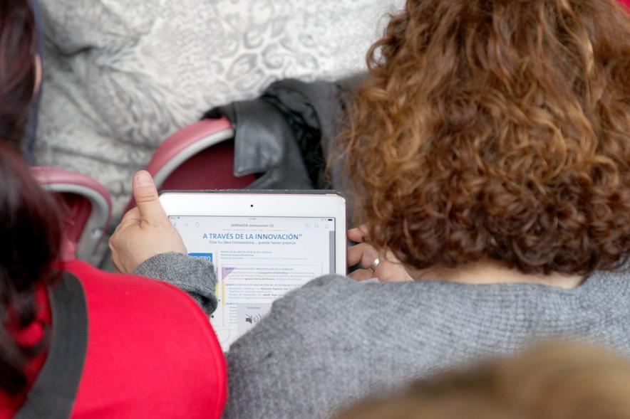 Inauguración "Jornada Generando Valor a través de la Innovación" - Primer plano del publico con los folletos.