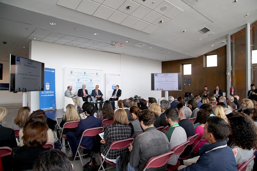 Inauguración "Jornada Generando Valor a través de la Innovación" -  Imagen posterior de todos los asistentes.