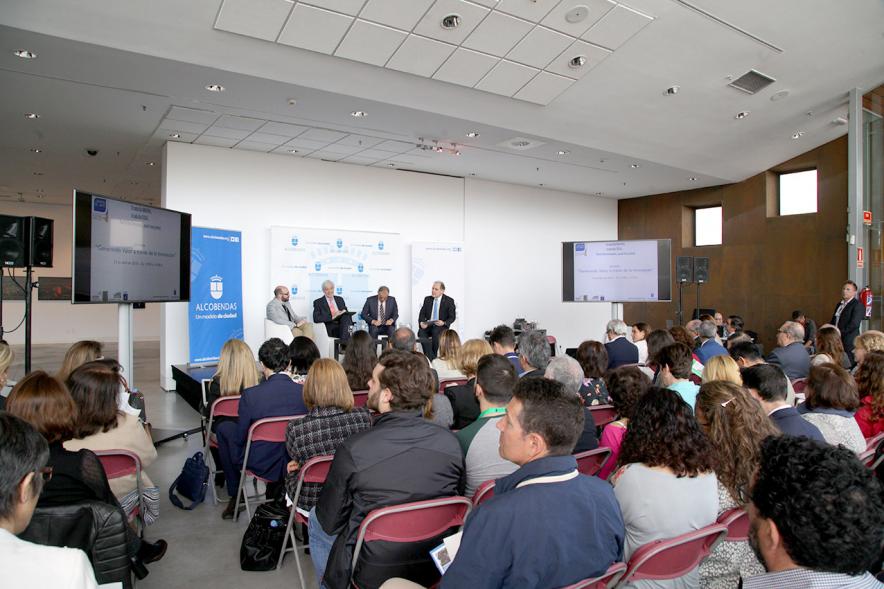 Inauguración "Jornada Generando Valor a través de la Innovación" -  Imagen lateral de los ponentes y el público.
