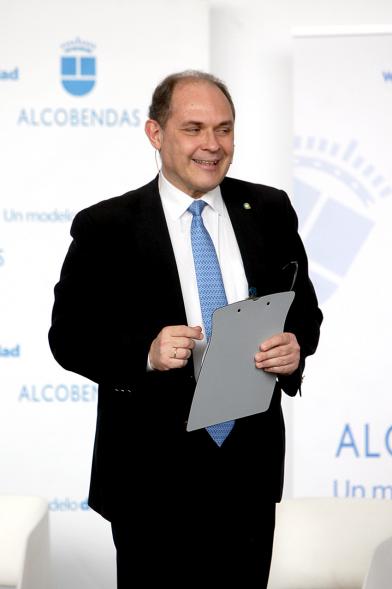 Inauguración "Jornada Generando Valor a través de la Innovación" -  Primer plano de un ponente.