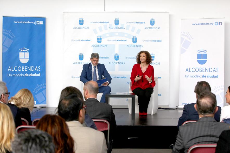 Inauguración "Jornada Generando Valor a través de la Innovación" - Imagen con dos ponentes.
