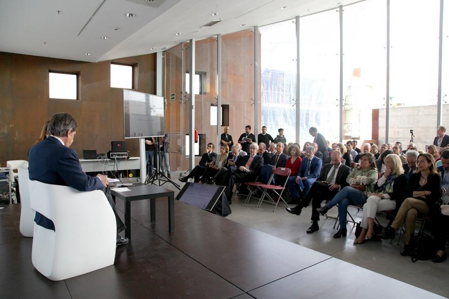 Inauguración "Jornada Generando Valor a través de la Innovación" - Imagen lateral de los asistentes y los ponentes.
