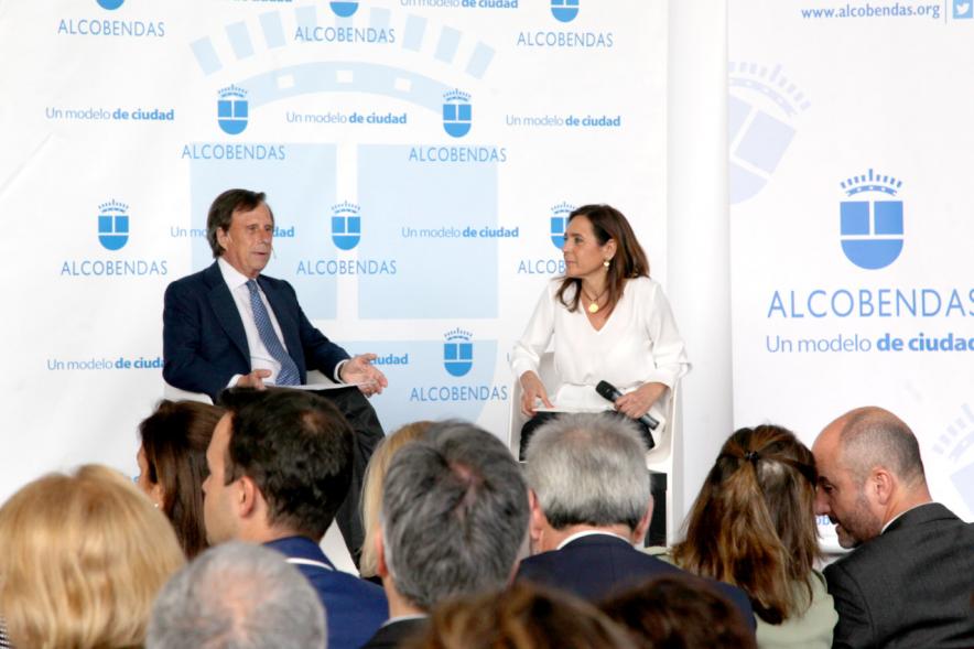 Inauguración "Jornada Generando Valor a través de la Innovación" - Imagen del alcalde y una ponente.      