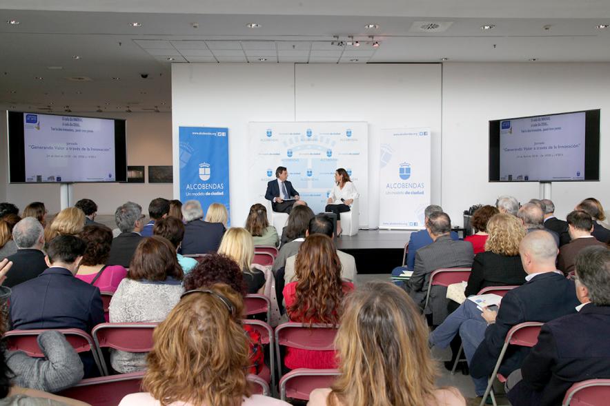 Inauguración "Jornada Generando Valor a través de la Innovación" -  Imagen central  de los ponentes y el público.