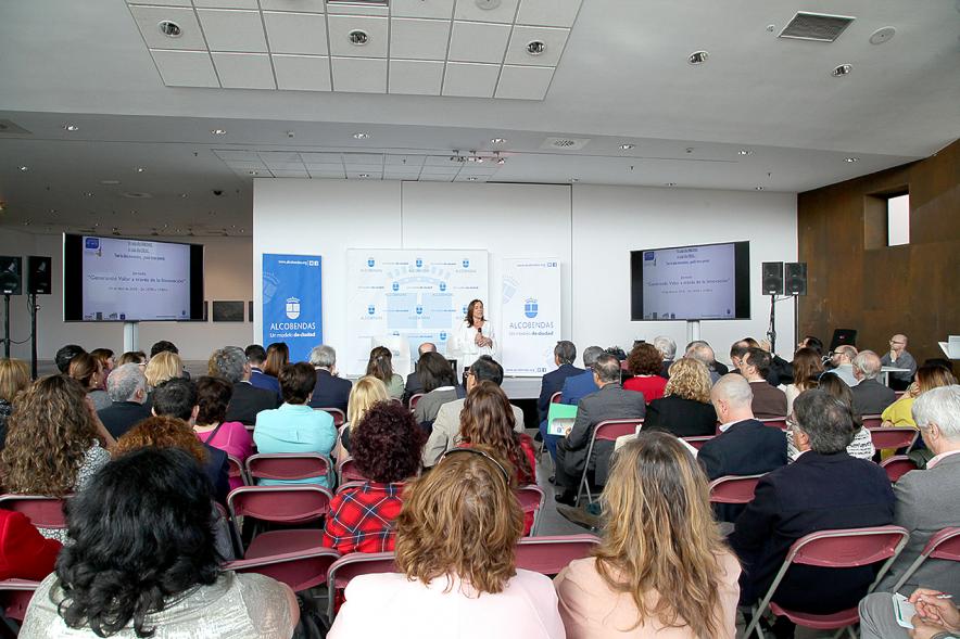 Inauguración "Jornada Generando Valor a través de la Innovación" - Imagen central  de los ponentes y el público.  
