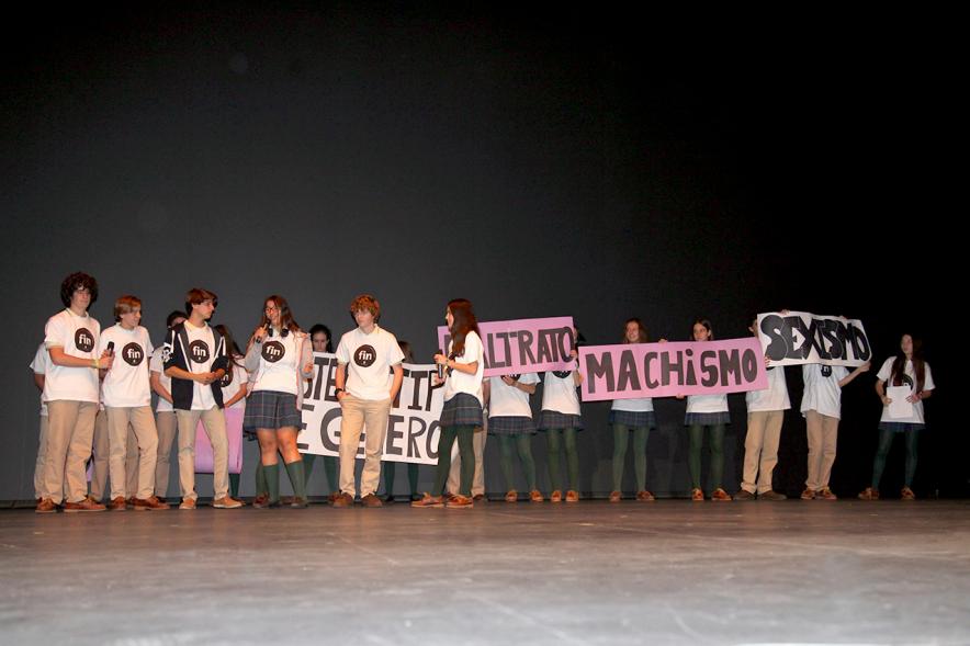Jornada con los Institutos de Educación Secundaria Contra la Violencia de Género - Plano general de un grupo de estudiantes portando  un cartel reivindicativo.