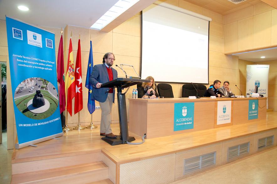 Jornada sobre Transporte Público - Plano del atril con el concejal Luis Miguel Torres.