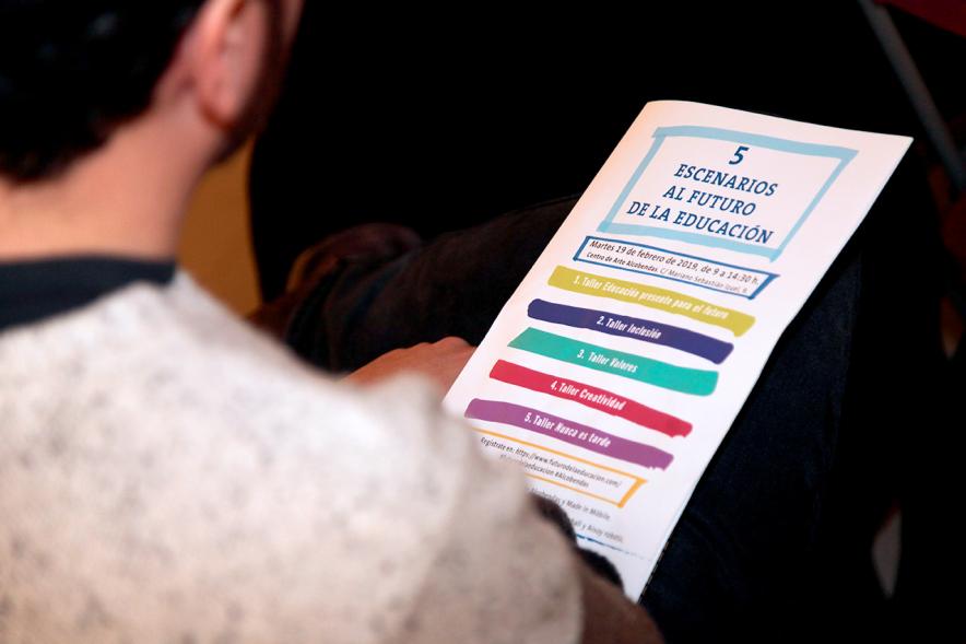 Jornada 5 Escenarios al Futuro de la Educación - Primer plano del folleto de la jornada.