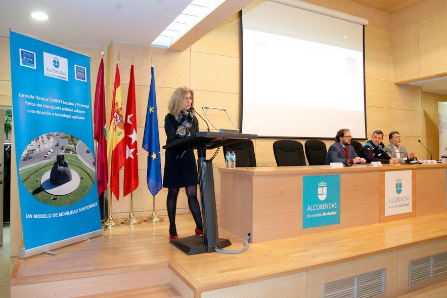Jornada sobre Transporte Público - Plano lateral de una ponente en el atril.